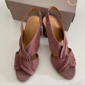 NWOB Crown Vintage Suede Heels sz 10